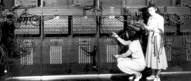 Это компьютер ENIAC-4, были такие раньше, если кто уже не помнит:): Программистки за работой: